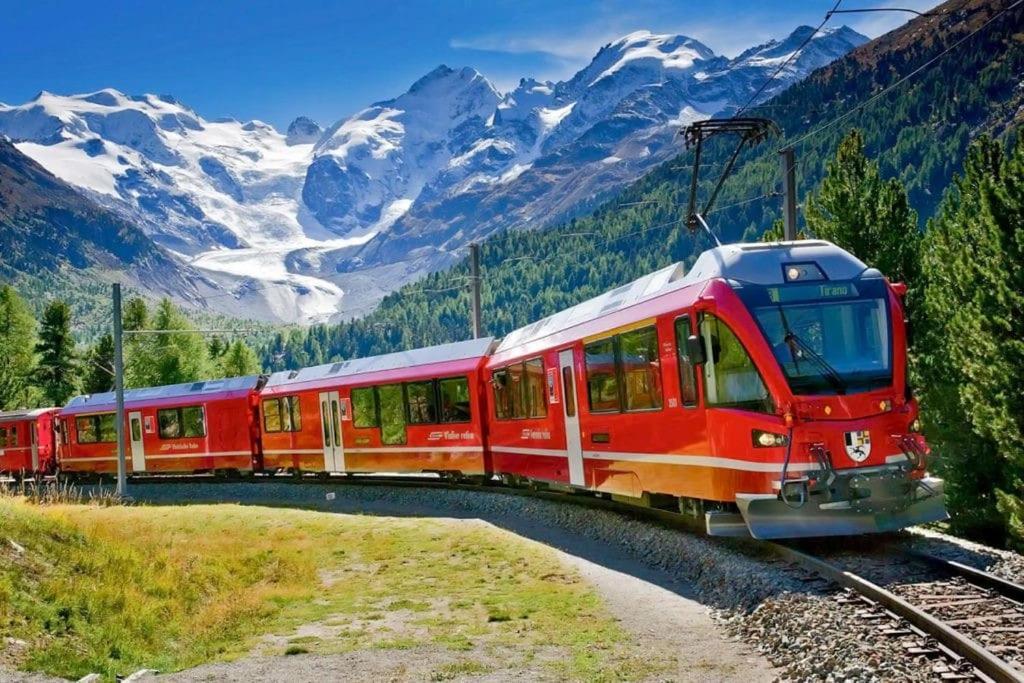 Bnbernina Express Dietro Al Trenino Rosso Тирано Екстериор снимка